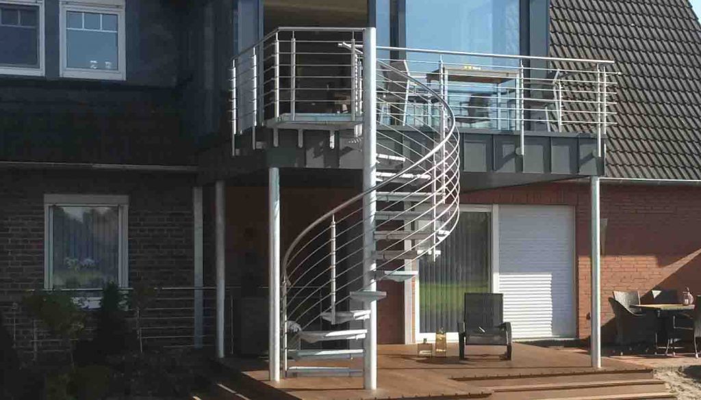 Spindel Treppe aus Edelstahl mit Geländer im Außenbereich